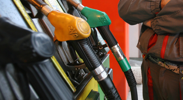 Prezzi dei carburanti: irregolari quasi la metà dei distributori, multe fino a tremila euro