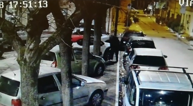 Civitanova, taglia le gomme a tutte le auto straniere: incastrato dai video