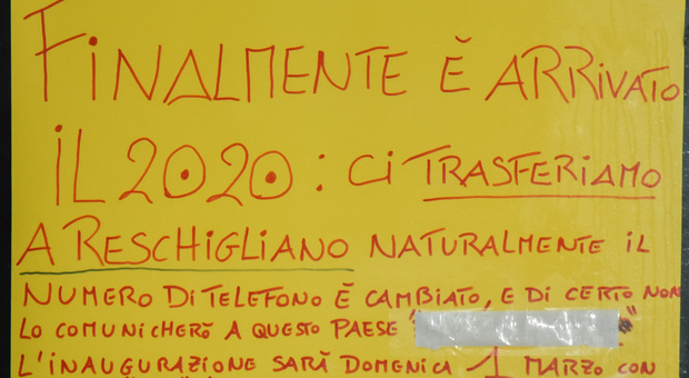 Il cartello esposto nella vetrina della gastronomia di Padova
