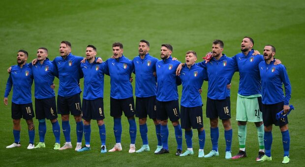 Euro 2020, l'associazione calciatori con l'Italia: «Inginocchiarsi? Basta diffamare gli azzurri, non siamo razzisti»