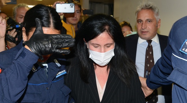 Bimba morta di stenti, Alessia Pifferi in tribunale per l'incidente probatorio: il giallo del biberon
