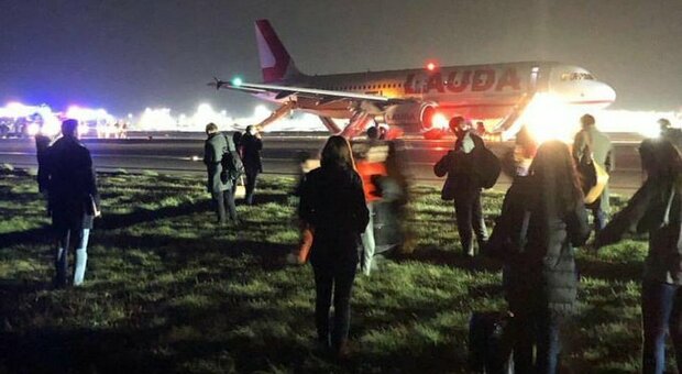 L'aereo non decolla, panico a bordo e scene da film: «Passeggeri in fuga col bagaglio a mano»