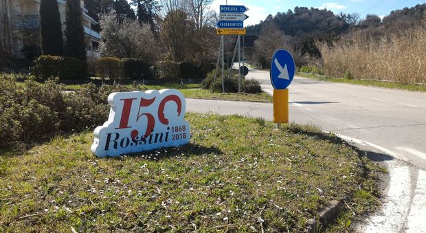 Pesaro, divelti dalle rotatorie cartelli per l'anniversario di Gioachino Rossini
