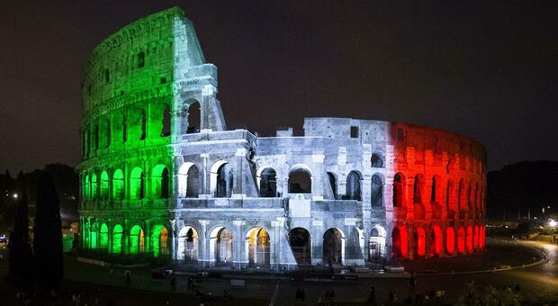 Il Colosseo illuminato dal tricolore