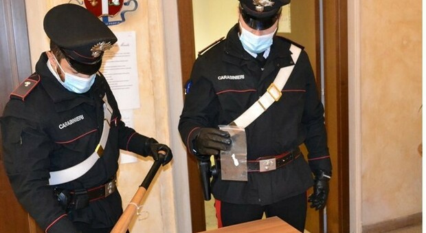 Si accende una lite, arrivano i carabinieri: sequestrata una mazza da baseball
