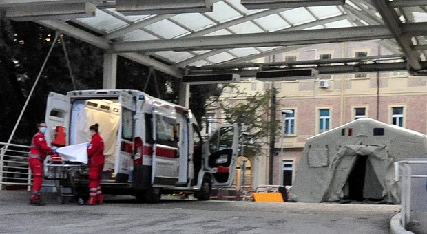 Pesaro, poche protezioni e tamponi in ritardo: avanza il Coronavirus nell'ospedale di frontiera