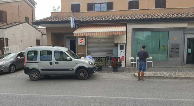 Tre raid in 24 ore in supermarket, bar e tabaccheria: i due rapinatori acciuffati dai carabinieri