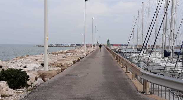 Civitanova, ubriaca minaccia di lanciarsi nelle acque del porto: 50enne salvata