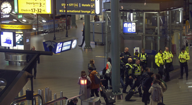 Amsterdam, falso allarme in aeroporto: «Attivata per errore procedura anti-dirottamento». Air Europe si scusa