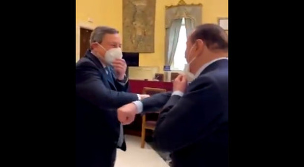Draghi e Berlusconi, saluto con il gomito al momento dell'incontro. «Grazie per essere venuto»