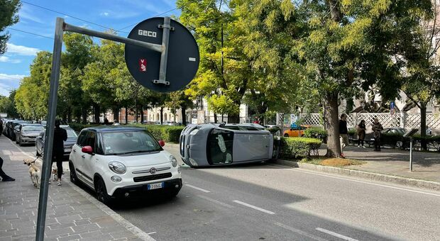 Incidente ad Ancona: auto si ribalta in viale Della Vittoria, feriti nonna e nipote. Traffico bloccato