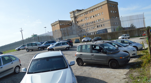 Ancona, arriva la notifica della condanna: il detenuto si taglia e aggredisce due poliziotti