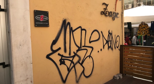 Ancona, graffiti dedicati all'amico morto: il Corso invaso dalle scritte