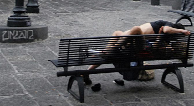 Ci risiamo: sesso in strada, questa volta su una panchina a Bologna: amanti focosi denunciati