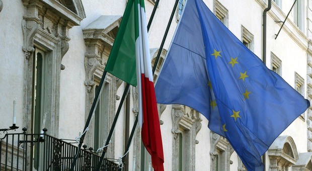 La bandiera dell'Italia e la bandiera della Ue