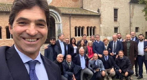 Il presidente Francesco Acquaroli con assessori e consiglieri di maggioranza all'Abbadia di Fiastra