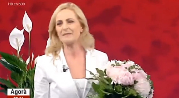 Agorà, Luisella Costamagna riceve i fiori dai colleghi ma il fuorionda la tradisce: «Li odio»
