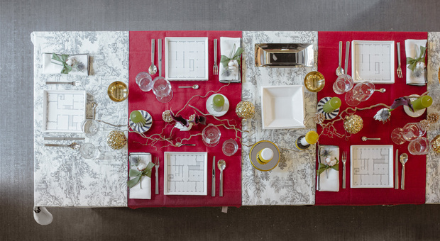 La messa in tavola per la cena di Natale privilegia i colori rosso, oro e argento