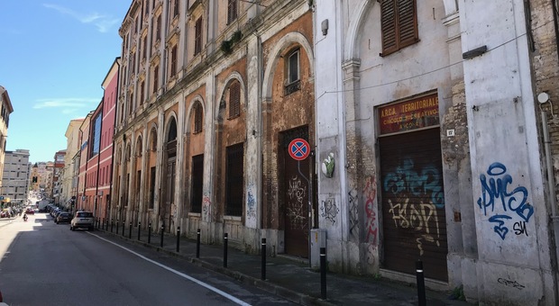 La facciata dell'ex cinema Enel di via San Martino