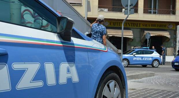 Ancona, lo sportello Conerobus chiude, l'uomo in fila sbotta: rissa sfiorata, arriva la polizia