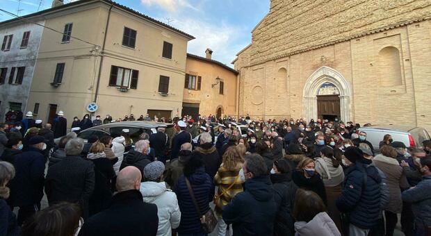 Folla per l addio del gigante buono. Sanzio Spezi era stato trovato morto in casa. Il feretro scortato dai colleghi in alta uniforme