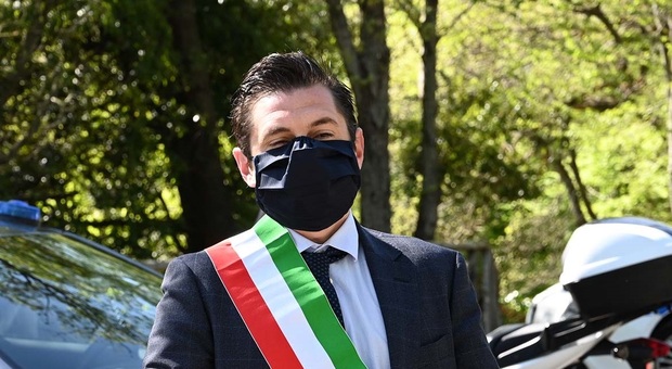 Il sindaco Fioravanti con la mascherina contestata