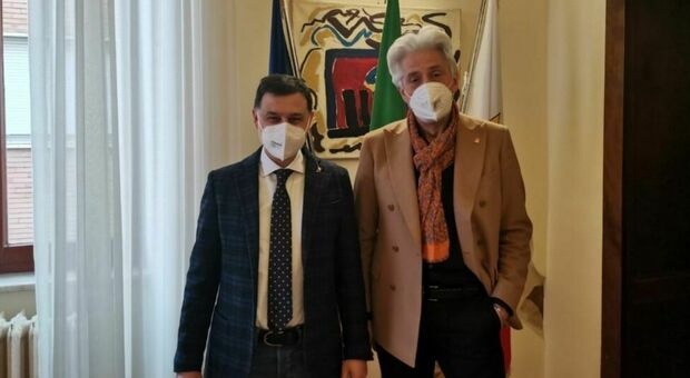 A destra il sindaco Sandro Parcaroli con l'assessore Andrea Marchiori