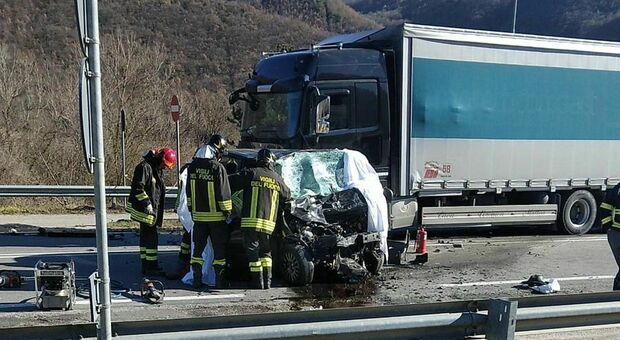 L'auto impazzita si schianta frontalmente con un camion: morto un uomo, chiusa la superstrada