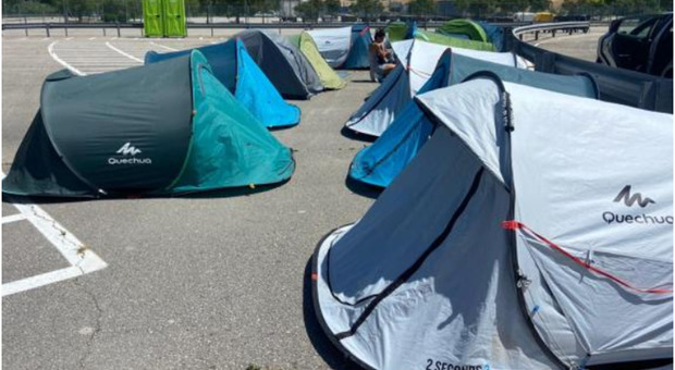 La compagnia del Blasco già accampata davanti allo stadio Del Conero: «Due notti in tenda per un posto in prima fila al concerto»