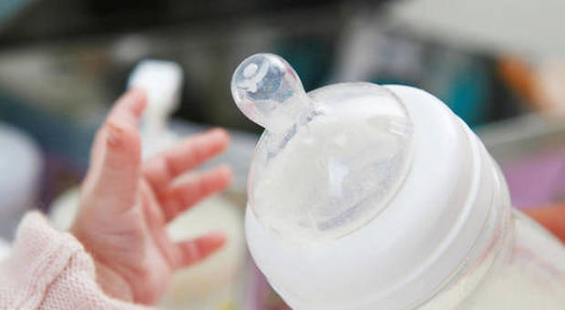 Latte artificiale per neonati ritirato dai supermercati: allarme salmonella