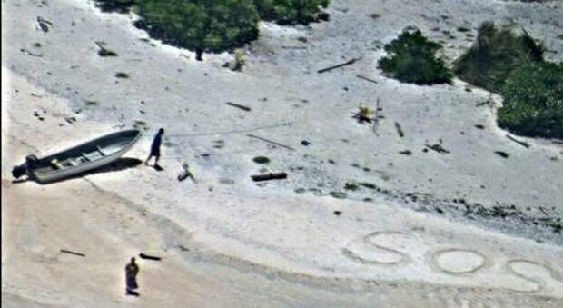 Naufraghi su un'isola del Pacifico, si salvano grazie a un SOS scritto sulla sabbia