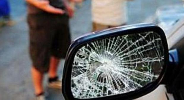 Un coraggioso automobilista sventa la truffa ​dello specchietto