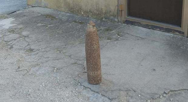 Marotta, emerge una granata della seconda guerra mondiale: scatta l'allarme, ma non ha l'esplosivo