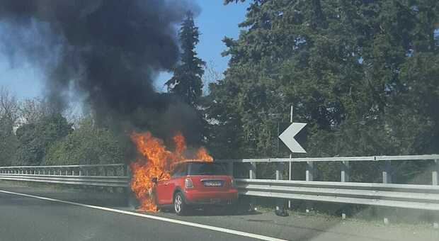 Allarme sull'A14, ma incidenti e cantieri stavolta non c'entrano: un'auto divorata dalle fiamme