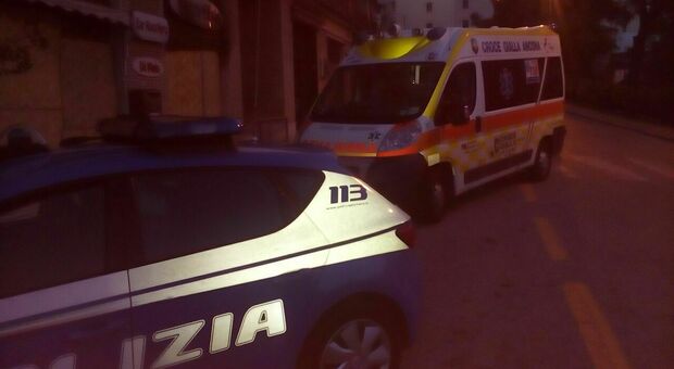 Un'ambulanza della Croce Gialla di Ancona e la polizia di Ancona in una foto di archivio