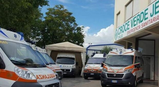 Ubriaco aggredisce i soccorritori della Croce verde: due feriti e danni all ambulanza
