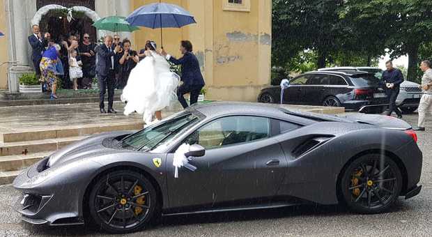L'arrivo della sposa in chiesa sotto la pioggia. Al volante Valentino Rossi (foto concessa da Ballante)