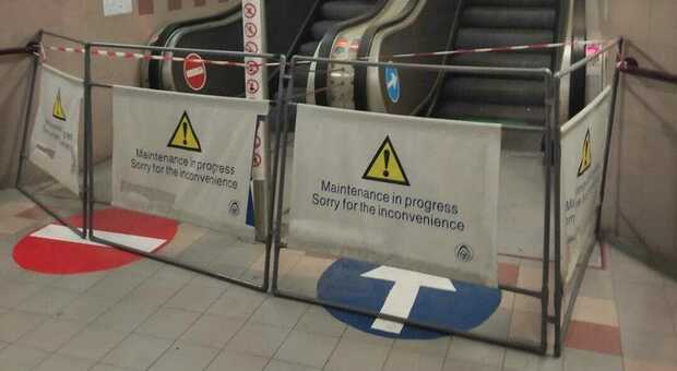 Stazione di Ancona, l'unica scala mobile non funziona da 6 mesi. La protesta: «Altro che metropolitana di Roma. Nessun rispetto per i viaggiatori e disabili»