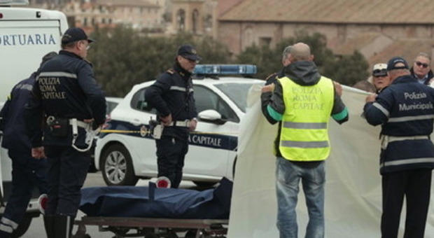 Roma, motociclista trovato morto sull'asfalto vicino al Circo Massimo