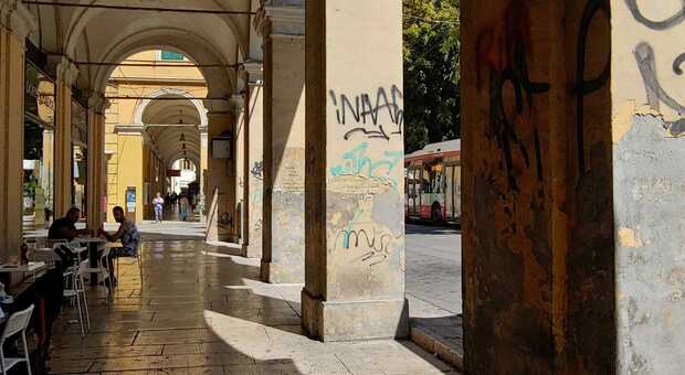 Piazza Cavour, togliere i graffiti dagli archi? Finora ci hanno pensato i privati
