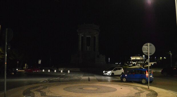 Il Monumento ai Caduti è rimasto al buio: luci spente al Passetto per la protesta contro il caro-bollette