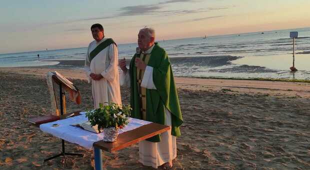 Messa all'alba in spiaggia: tanti fedeli hanno raccolto l'invito del parroco