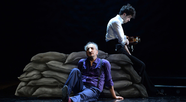 Arturo Cirillo e Giacomo Vigentini in Cyrano (FOTO TOMMASO LE PERA / UFFICIO STAMPA)