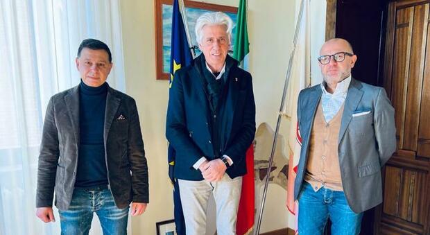 Il sindaco Sandro Parcaroli con a sinistra Andrea Marchiori e a destra Riccardo Sacchi
