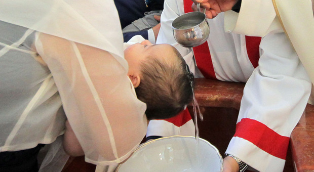 Prete sbaglia la formula per vent'anni, il vescovo annulla tutti i battesimi: «Per i fedeli necessario un nuovo sacramento»