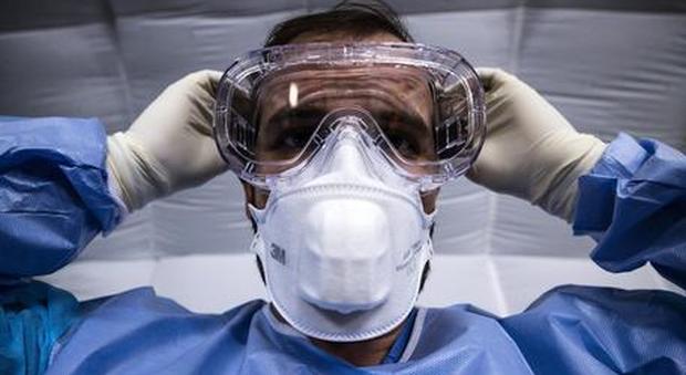 Medici in guerra contro il coronavirus, 300 dipendenti dell'ospedale di Crotone si mettono in malattia
