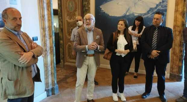 Il presidente dell Associazione esplorazioni polari italiane Renato Zavatti illustra l evento alla presenza del sindaco Paolo Calcinaro