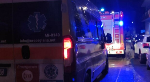 Ancona, spavento nella notte per un anziano: cade in casa e si procura una lesione