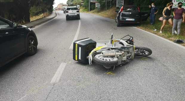 Osimo, l'auto invade l'altra corsia e travolge uno scooter: postino all'ospedale