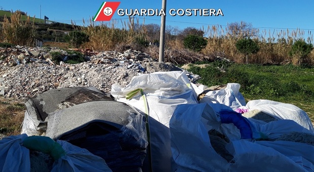 Porto San Giorgio, discarica abusiva di rifiuti edili: denunciato il proprietario, dovrà bonificare l'area